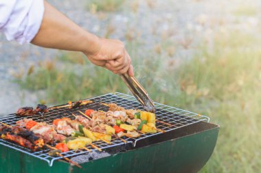 Bulanık görüntüler, bir grup iş arkadaşı barbekü partisi düzenledi. İşten sonra, başarıyı kutlamak için villada. Barbekü (BBQ) Aile üyelerinin ve arkadaşlarının birlikte etkinlik yapmasına izin verir.