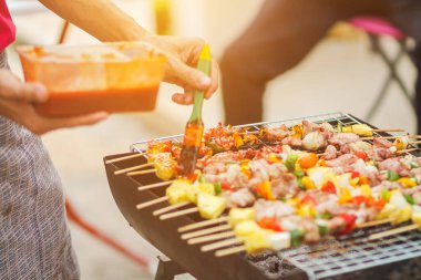 Bulanık görüntüler, bir grup iş arkadaşı barbekü partisi düzenledi. İşten sonra, başarıyı kutlamak için villada. Barbekü (BBQ) Aile üyelerinin ve arkadaşlarının birlikte etkinlik yapmasına izin verir.