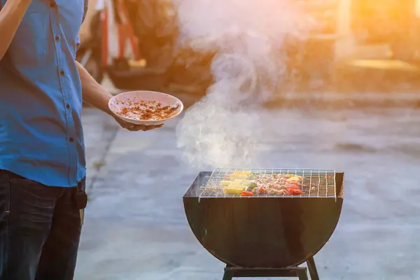 stock image Blurred images , A group of colleagues held a barbecue party. (BBQ) inside the villa after work to celebrate success. Barbecue (BBQ) Allows family members and friends to have activities together.