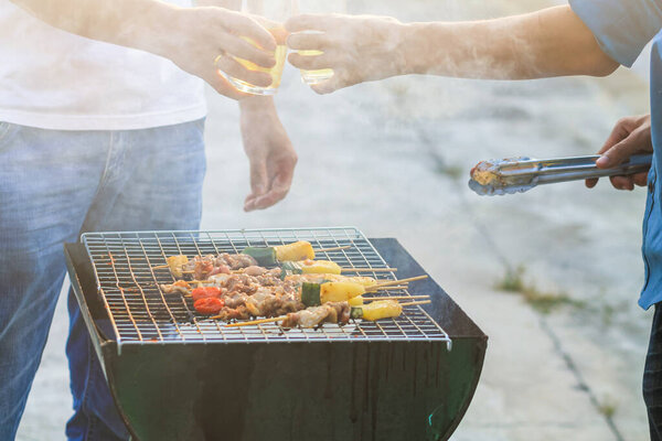 размытые изображения, группа коллег провела барбекю-вечеринку. Внутри виллы после работы, чтобы отпраздновать успех. барбекю (барбекю) позволяет членам семьи и друзьям проводить время вместе.