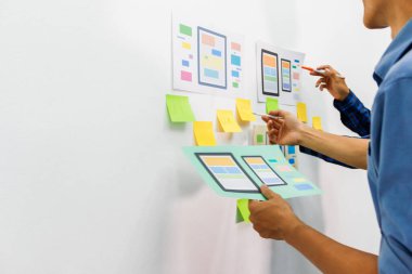 Pürüzsüz Odak, bir grup web tasarımcısı UI UX UX Front Designer Preview ile mobil yanıt veren web sitesi geliştirmek için birlikte çalışıyorlar. UI UX ile mobil uygulamalar biçiminde web sitesi tasarımcıları
