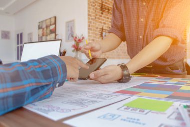 Pürüzsüz Odak, bir grup web tasarımcısı UI UX UX Front Designer Preview ile mobil yanıt veren web sitesi geliştirmek için birlikte çalışıyorlar. UI UX ile mobil uygulamalar biçiminde web sitesi tasarımcıları