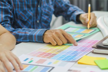 Pürüzsüz Odak, bir grup web tasarımcısı UI UX UX Front Designer Preview ile mobil yanıt veren web sitesi geliştirmek için birlikte çalışıyorlar. UI UX ile mobil uygulamalar biçiminde web sitesi tasarımcıları