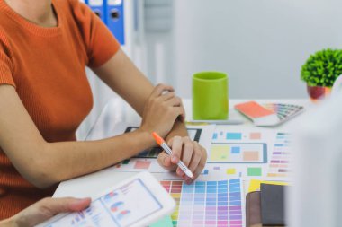 Pürüzsüz Odak, bir grup web tasarımcısı UI UX UX Front Designer Preview ile mobil yanıt veren web sitesi geliştirmek için birlikte çalışıyorlar. UI UX ile mobil uygulamalar biçiminde web sitesi tasarımcıları