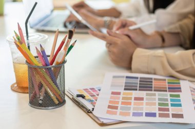 Pürüzsüz Odak, bir grup web tasarımcısı UI UX UX Front Designer Preview ile mobil yanıt veren web sitesi geliştirmek için birlikte çalışıyorlar. UI UX ile mobil uygulamalar biçiminde web sitesi tasarımcıları