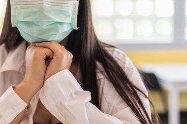 Karantina odasındaki kadın doktor Coronavirus covid-19 Coronavirus covid-19 'un kontrolden çıkmaması için Tanrı' ya dua ediyor. Doktor Tanrı 'ya inanç ve umutla dua ediyor..