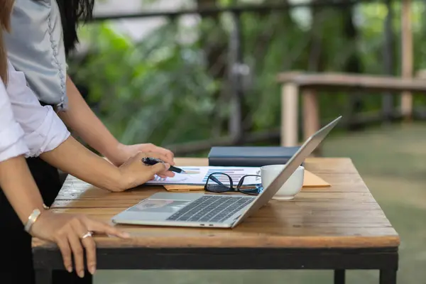 stock image Businessmen and business advisors are discussing past results to improve and fix their investments to make their business better. Investment ideas and consulting with business people for good benefits.