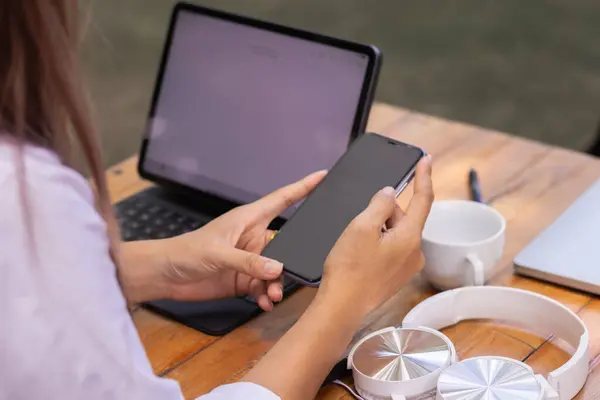 stock image A young woman is using an app to discuss and discuss the issues of online learning because it is in school closure after the coronavirus pandemic. Concept of online problem consultation