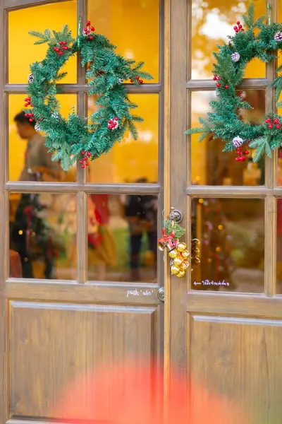 Noel ve yeni yıl kutlamalarına hazırlanmak için Noel sezonu için ev ve dükkanlar dekore ediyoruz. Noel sezonu için ev ve mağazaları hazırlama ve dekore etme fikirleri.