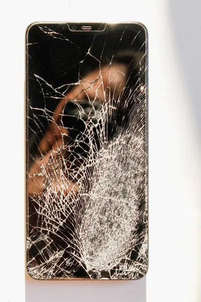 Hasarlı LCD cep telefonu ekranları, LCD ekranları içinde değerli metallerin yeniden kullanılması, doğadaki e-atığın azaltılması ve e-atığın değerinin artması için sıralanması için bekletilirken, toplanır..