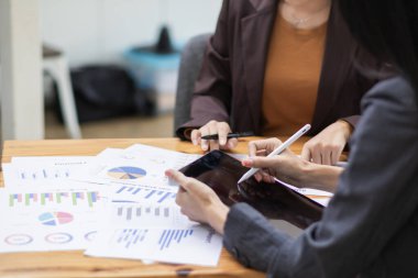 Bulanık görüntü, iş grupları ve yatırımcılar yatırımları tartışıyor ve toplantı odasında yıllık sonuçları özetliyorlar. Yatırımcılar arasında bilgi alışverişi için tavsiye ve tavsiyeler