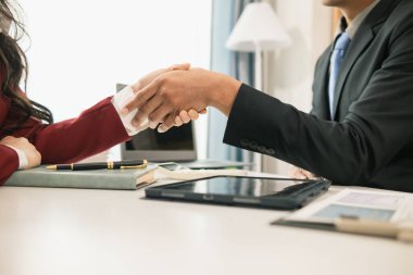 Bulanık görüntü, iş grupları ve yatırımcılar yatırımları tartışıyor ve toplantı odasında yıllık sonuçları özetliyorlar. Yatırımcılar arasında bilgi alışverişi için tavsiye ve tavsiyeler