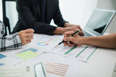 Bulanık görüntü, iş grupları ve yatırımcılar yatırımları tartışıyor ve toplantı odasında yıllık sonuçları özetliyorlar. Yatırımcılar arasında bilgi alışverişi için tavsiye ve tavsiyeler