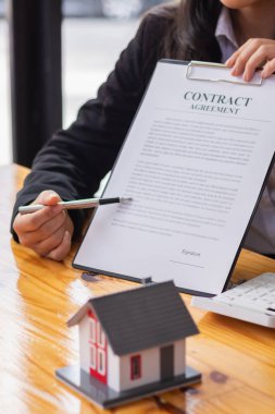 Gayrimenkul satıcıları, müşterilerin satın alma kararları almalarına ve imza atmalarına yardımcı olmak için ev modellerinin yanı sıra evleri ve ailelerinin güvenliği için ev ve mülk sigortalarını tanıtıyorlar..