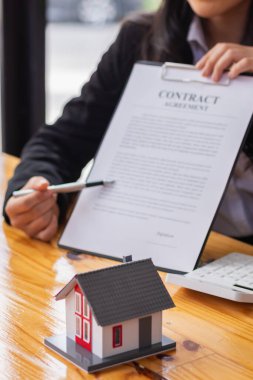 Gayrimenkul satıcıları, müşterilerin satın alma kararları almalarına ve imza atmalarına yardımcı olmak için ev modellerinin yanı sıra evleri ve ailelerinin güvenliği için ev ve mülk sigortalarını tanıtıyorlar..
