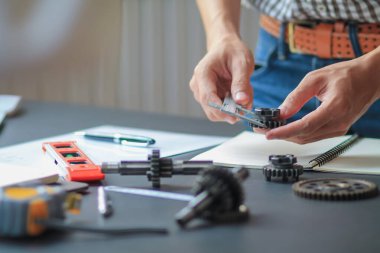 Teçhizat seti fabrikadaki makine mühendislerinden oluşan bir ekibin çalışma tezgahına yerleştirildi. Üretimi tamamlamak için mekanik şanzımanın çalışma sistemini incelemek ve tasarlamak için..