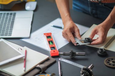 Teçhizat seti fabrikadaki makine mühendislerinden oluşan bir ekibin çalışma tezgahına yerleştirildi. Üretimi tamamlamak için mekanik şanzımanın çalışma sistemini incelemek ve tasarlamak için..
