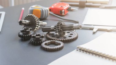 Teçhizat seti fabrikadaki makine mühendislerinden oluşan bir ekibin çalışma tezgahına yerleştirildi. Üretimi tamamlamak için mekanik şanzımanın çalışma sistemini incelemek ve tasarlamak için..