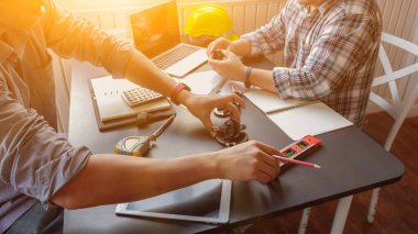 Soft Focus, fabrika makine mühendisliği ekibi makineleri mükemmel çalıştırmak için ekipmanlar tasarlıyor ve geliştiriyor çünkü büyük makinelerin çalışma sisteminde dişli setler şarttır.