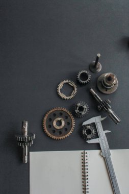 Teçhizat seti fabrikadaki makine mühendislerinden oluşan bir ekibin çalışma tezgahına yerleştirildi. Üretimi tamamlamak için mekanik şanzımanın çalışma sistemini incelemek ve tasarlamak için..