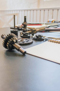 Teçhizat seti fabrikadaki makine mühendislerinden oluşan bir ekibin çalışma tezgahına yerleştirildi. Üretimi tamamlamak için mekanik şanzımanın çalışma sistemini incelemek ve tasarlamak için..