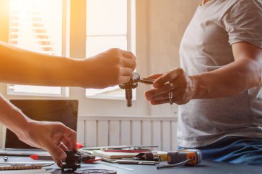 Mühendisler ve tasarımcılar, makinenin güvenli çalışması ve müşterilerin istediği gibi tasarlanması ve hesaplanması için makine yapısı hakkında tartışmak ve danışmak üzere bir araya geldiler..