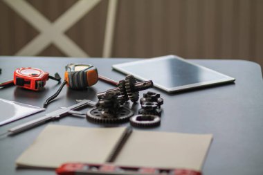 Teçhizat seti fabrikadaki makine mühendislerinden oluşan bir ekibin çalışma tezgahına yerleştirildi. Üretimi tamamlamak için mekanik şanzımanın çalışma sistemini incelemek ve tasarlamak için..