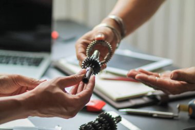 Fabrika makine mühendisliği ekibi, büyük makinelerin çalışma sisteminde dişli setleri gerekli olduğu için, makineleri mükemmel çalıştırmak için ekipman dizayn ediyor ve geliştiriyor..