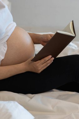 Yumuşak Odaklanma ve Yumuşak Odaklanma. Hamilelik annesi yatak odasında yalnız yatar ve hamileliği boyunca kitabın yeni doğan bakımını çalışmak için kitap okur. Böylece doğumda bebeğe bakmaya hazır olur..