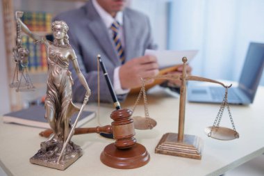 Adalet Heykeli, Hukuk Danışma Ofisi 'ndeki Avukat Masası' na yerleştirildi. Adalet Heykeli Hanım Adaleti temsil ediyor. Bayan Adalet Heykeli ile Hukuki Danışmanlık veya Avukat Masası Dekorasyonu kavramı.