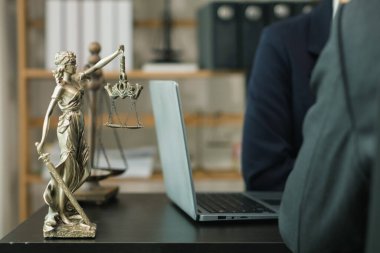 Adalet Heykeli, Hukuk Danışma Ofisi 'ndeki Avukat Masası' na yerleştirildi. Adalet Heykeli Hanım Adaleti temsil ediyor. Bayan Adalet Heykeli ile Hukuki Danışmanlık veya Avukat Masası Dekorasyonu kavramı.