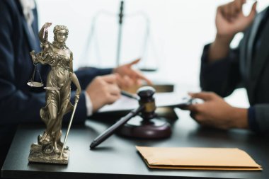 Adalet Heykeli, Hukuk Danışma Ofisi 'ndeki Avukat Masası' na yerleştirildi. Adalet Heykeli Hanım Adaleti temsil ediyor. Bayan Adalet Heykeli ile Hukuki Danışmanlık veya Avukat Masası Dekorasyonu kavramı.