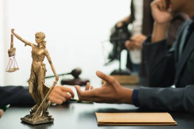 Adalet Heykeli, Hukuk Danışma Ofisi 'ndeki Avukat Masası' na yerleştirildi. Adalet Heykeli Hanım Adaleti temsil ediyor. Bayan Adalet Heykeli ile Hukuki Danışmanlık veya Avukat Masası Dekorasyonu kavramı.