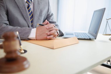 Avukatlar hukuk bürosunda oturup, iş yatırımlarındaki hataları önlemek için hukuki konularda yardıma ihtiyacı olan müşterilere tavsiye vermeyi bekliyorlar. Avukatlardan oluşan bir ekipten hukuki tavsiye alma kavramı.