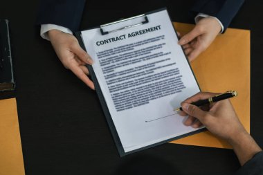 Avukatlar hukuk bürosunda oturup, iş yatırımlarındaki hataları önlemek için hukuki konularda yardıma ihtiyacı olan müşterilere tavsiye vermeyi bekliyorlar. Avukatlardan oluşan bir ekipten hukuki tavsiye alma kavramı.