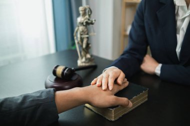 Avukatlar hukuk bürosunda oturup, iş yatırımlarındaki hataları önlemek için hukuki konularda yardıma ihtiyacı olan müşterilere tavsiye vermeyi bekliyorlar. Avukatlardan oluşan bir ekipten hukuki tavsiye alma kavramı.