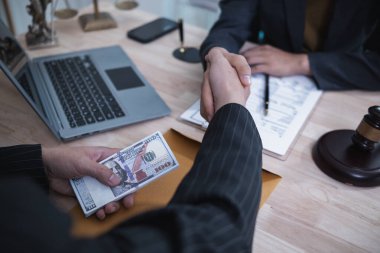 Yasak bölgelerdeki işletmelere yatırım yapmak isteyen işadamları, yasal boşluklar bulmak için avukatlara rüşvet teklif ederek devlet memurlarına rüşvet vermeyi sürdürüyorlar..