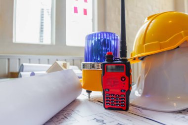 Mühendis ve mimar ekibinin masasına yerleştirilen çalışma ekipmanları yatırımcıların ihtiyaçlarını karşılamak ve uzman bir mimarın projenin fizibilitesini kontrol etmek için büyük inşaat projeleri tasarlıyor.