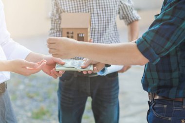 Emlak acenteleri müşterilerle ev satar ve özel ayrıcalıklar sunar çünkü bu, müşterinin ev satın alma sözleşmesini başarıyla sonuçlandırdığı bir tanıtım sürecidir.