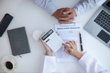 Kadın, diş sağlığı kliniğinde diş ağrısı konusunda dişçiye danışmanlık yapıyor ve diş hekimi, hasta için doğru semptomlar ve tedavi yöntemi konusunda tavsiyelerde bulunuyor. konsept danışmanlık diş tedavisi hakkında dişçi