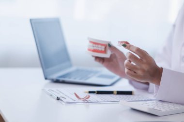 Kadın, diş sağlığı kliniğinde diş ağrısı konusunda dişçiye danışmanlık yapıyor ve diş hekimi, hasta için doğru semptomlar ve tedavi yöntemi konusunda tavsiyelerde bulunuyor. konsept danışmanlık diş tedavisi hakkında dişçi