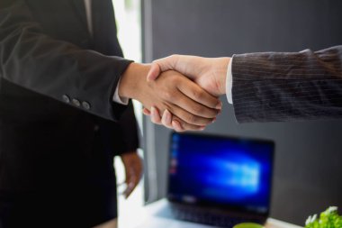 Yumuşak Odaklanma, el sıkışma iş adamları iş sözleşmesini imzalamadan önce toplantı odasında iş yapma anlaşmasını göstermek için.