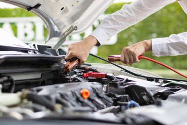 Servis merkezindeki tamirci bozuk aküsü olan ve arabayı çalıştıramayan müşterilerin aküsünü çalıştırmaya yardım ediyor. Aküyü çalıştıran sıçrama yolculuğun devam etmesine yardımcı olur