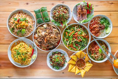 Restoranın içindeki masada çeşitli Tai Yai yemekleri servis ediliyor ve Tai Yai yemekleri sağlıklı kabul ediliyor çünkü malzemelerin çoğu fasulye ve sebzelerden geliyor..