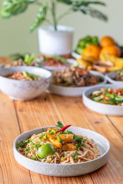 The Khao Soi Yuan Naan that is served on the plate is Khao Soi noodles mixed with minced pork spring onion coriander and chili lime and sesame spicy and sour. noodles chinese food tai yai food clipart