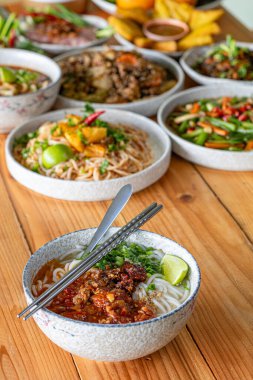 Khao Soi Chiang Tung bir kase içinde pilav eriştesi ve Chiang Tung usulü lezzetli bir çorba ile servis edilir. Lezzetli Khao Soi Chiang Tung, Tai Yai halkı arasında popüler bir erişte yemeği..