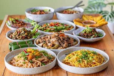 The Khao Soi Yuan Naan that is served on the plate is Khao Soi noodles mixed with minced pork spring onion coriander and chili lime and sesame spicy and sour. noodles chinese food tai yai food clipart