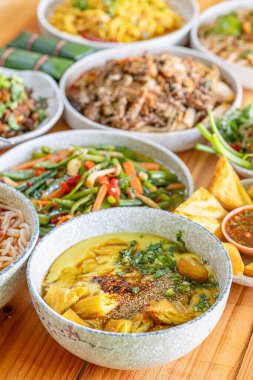 Tai Yai Tai Lue Sibsongpanna Yunnan Çin yemeği ve Myanmar yemeği için her gün taze taze pişmiş çeşitli fasulyelerden yapılan Khao Ram Fuen.