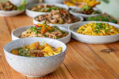 Tai Yai Tai Lue Sibsongpanna Yunnan Çin yemeği ve Myanmar yemeği için her gün taze taze pişmiş çeşitli fasulyelerden yapılan Khao Ram Fuen.