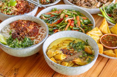 Tai Yai Tai Lue Sibsongpanna Yunnan Çin yemeği ve Myanmar yemeği için her gün taze taze pişmiş çeşitli fasulyelerden yapılan Khao Ram Fuen.